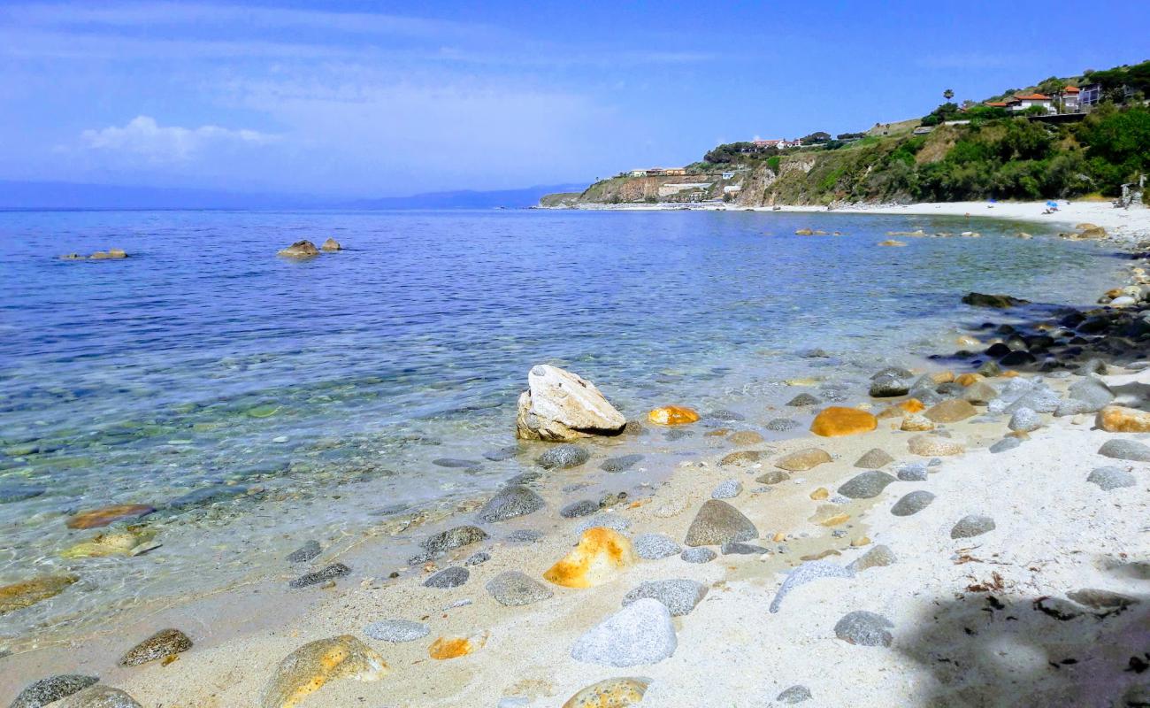 Sant' Irene beach'in fotoğrafı parlak kum yüzey ile