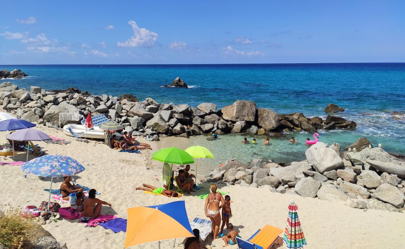 Camping Paradiso beach'in fotoğrafı hafif çakıl yüzey ile