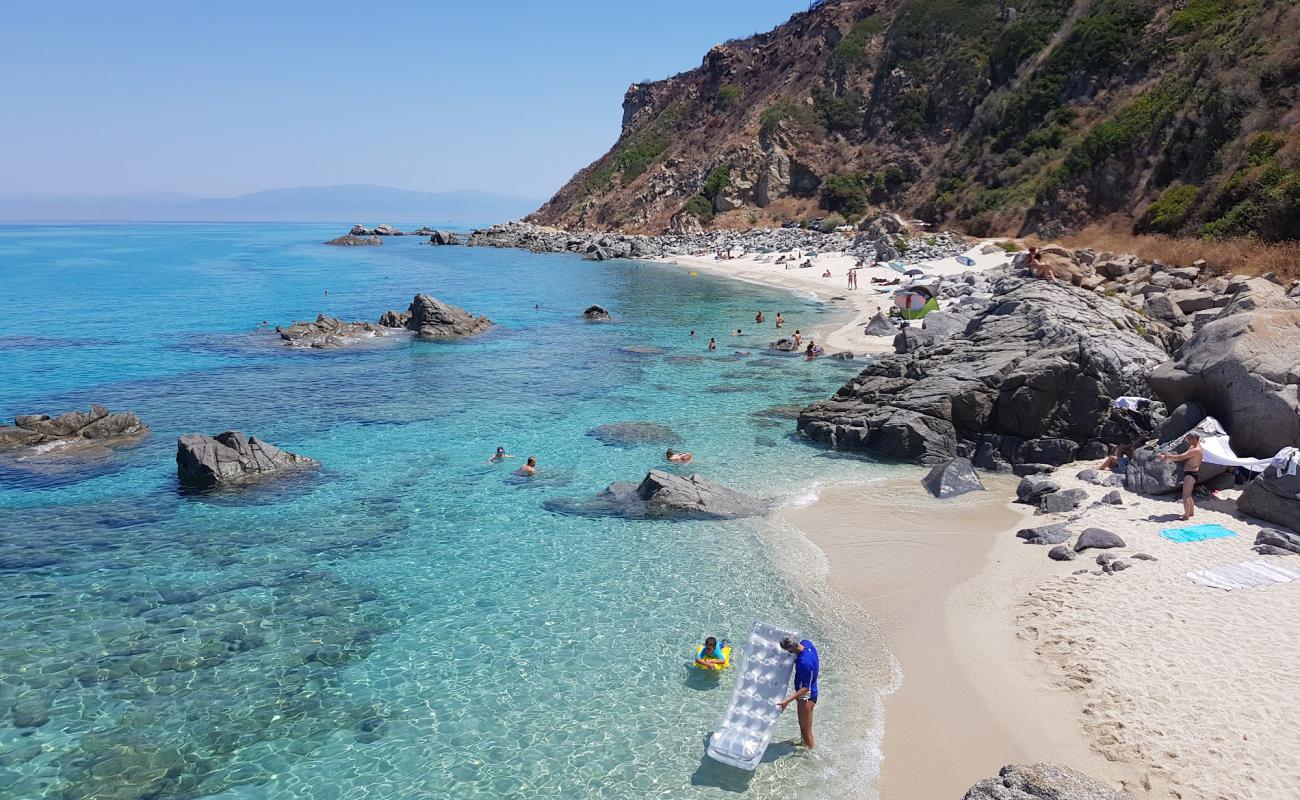 Zambrone Plajı'in fotoğrafı hafif ince çakıl taş yüzey ile