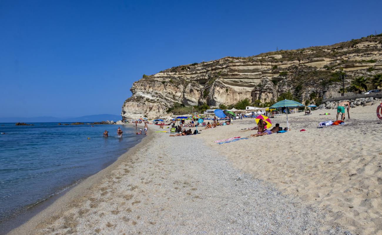 Spiaggia Libera Di Zambrone'in fotoğrafı hafif ince çakıl taş yüzey ile