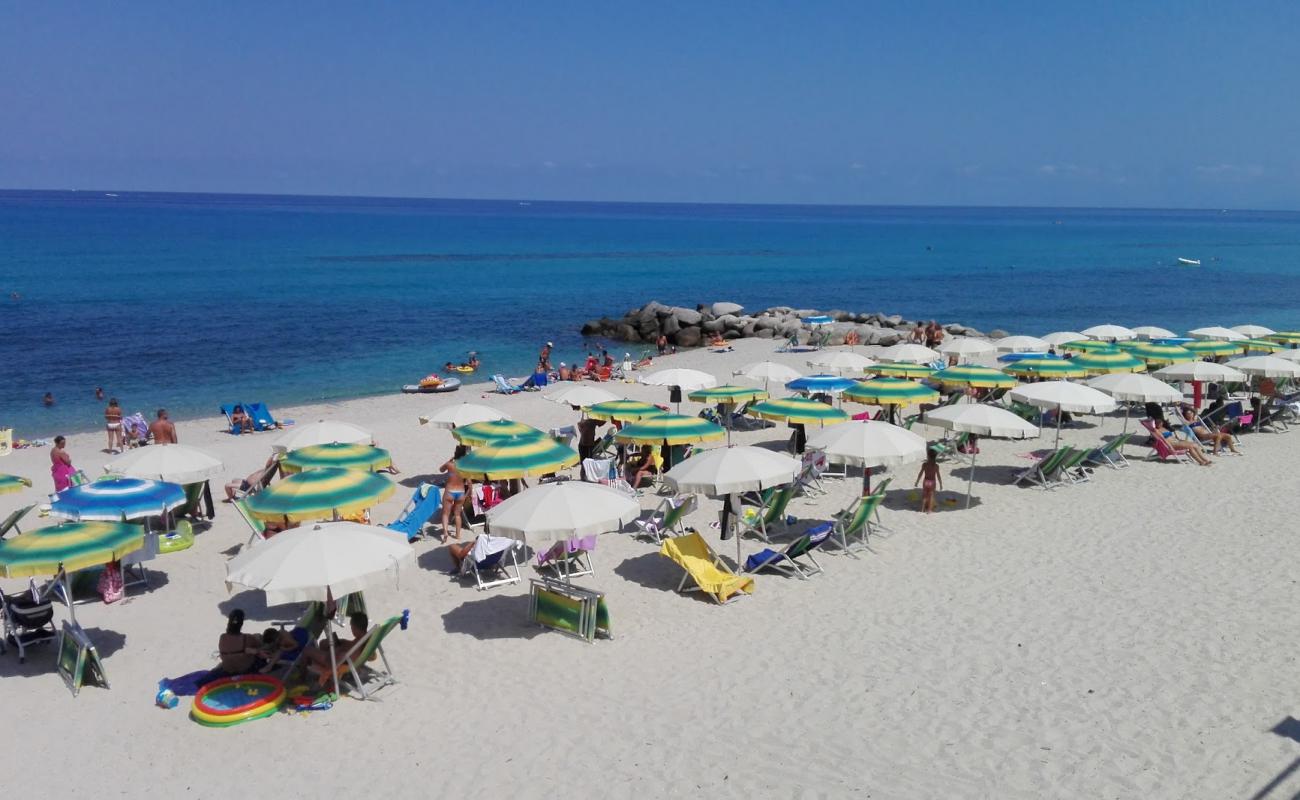 Parghelia beach'in fotoğrafı parlak kum yüzey ile