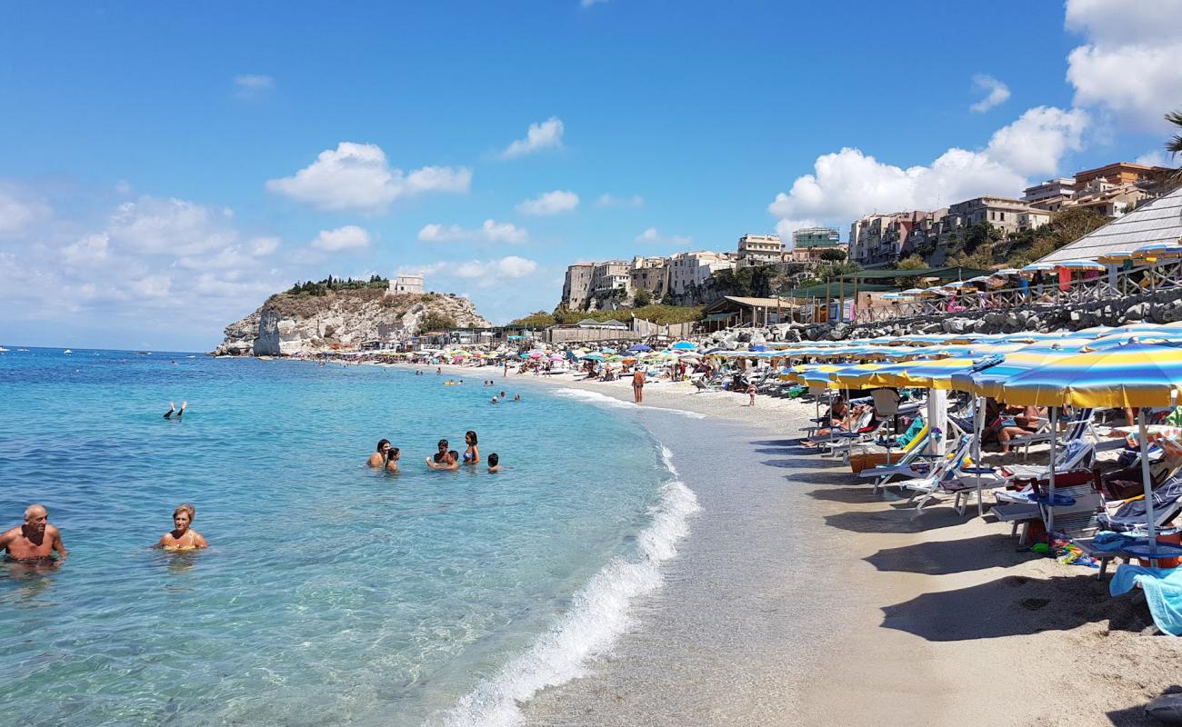 Tropea Plajı'in fotoğrafı parlak kum yüzey ile