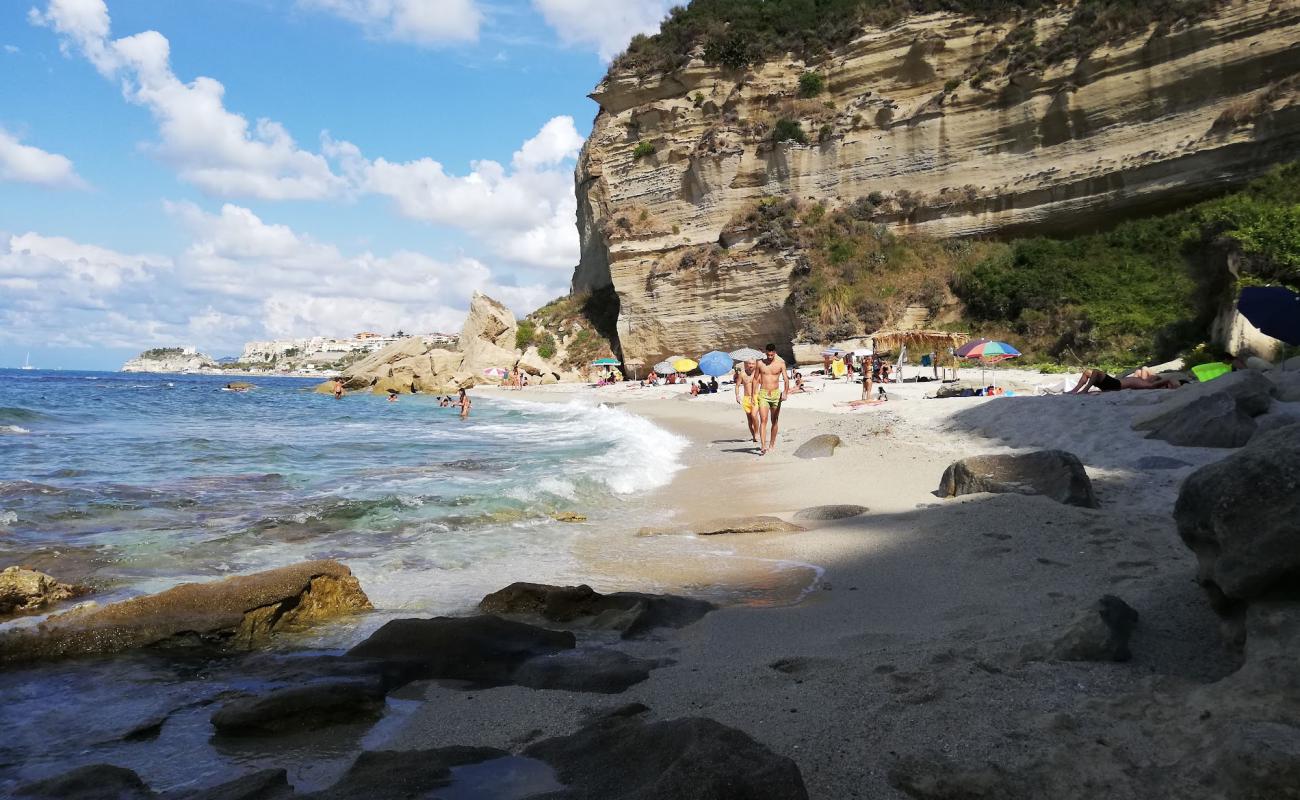 Spiaggia di Luca e Giorgia'in fotoğrafı parlak kum yüzey ile