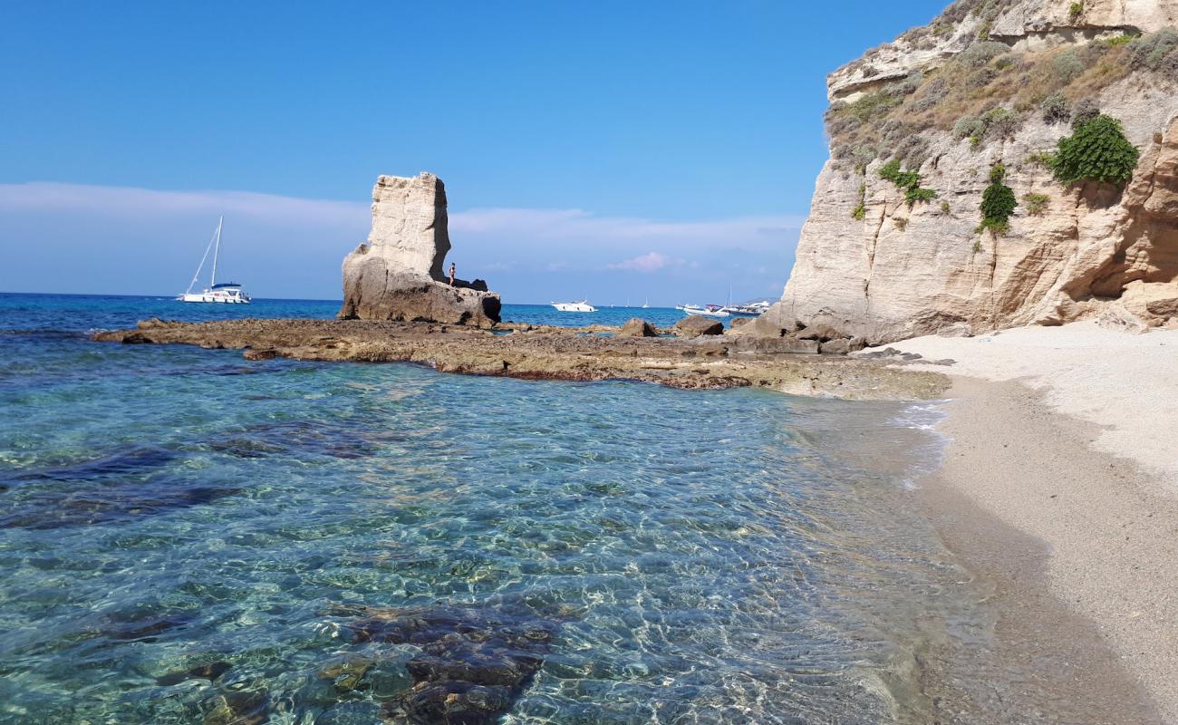 Petri i Mulinu beach'in fotoğrafı parlak kum yüzey ile