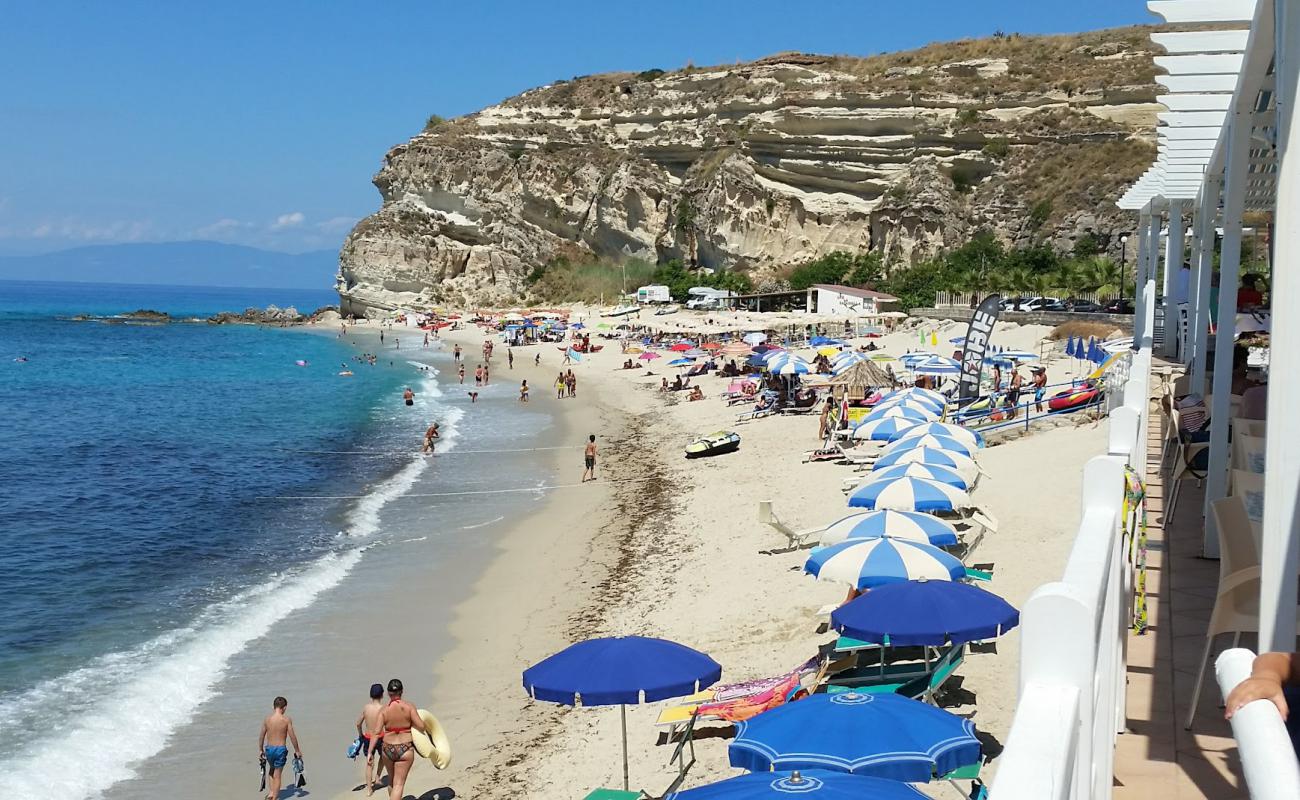 Spiaggia di Riaci'in fotoğrafı parlak kum yüzey ile