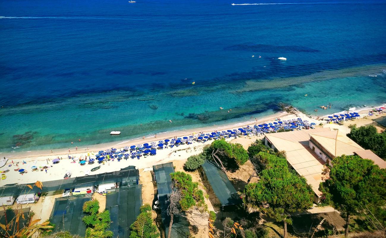 Ricadi beach II'in fotoğrafı parlak kum yüzey ile