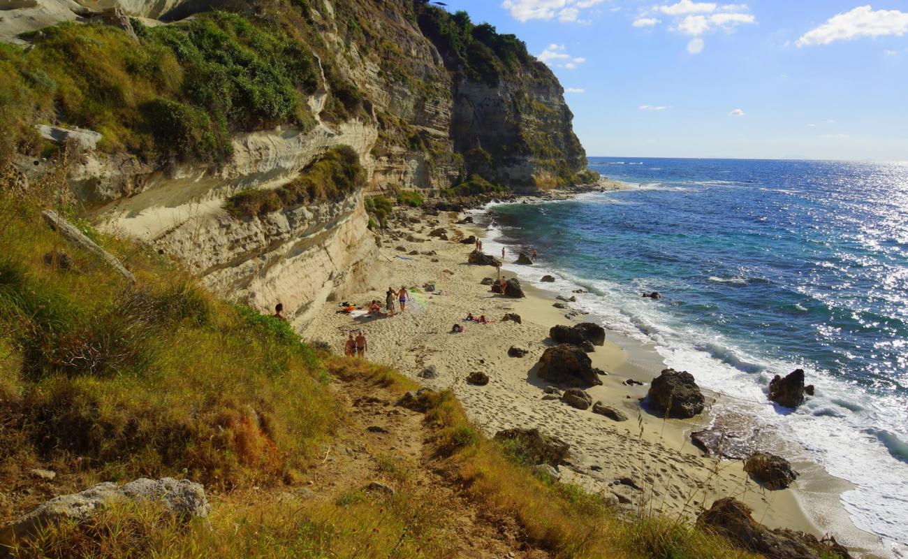 Spiaggia nascosta'in fotoğrafı parlak kum yüzey ile