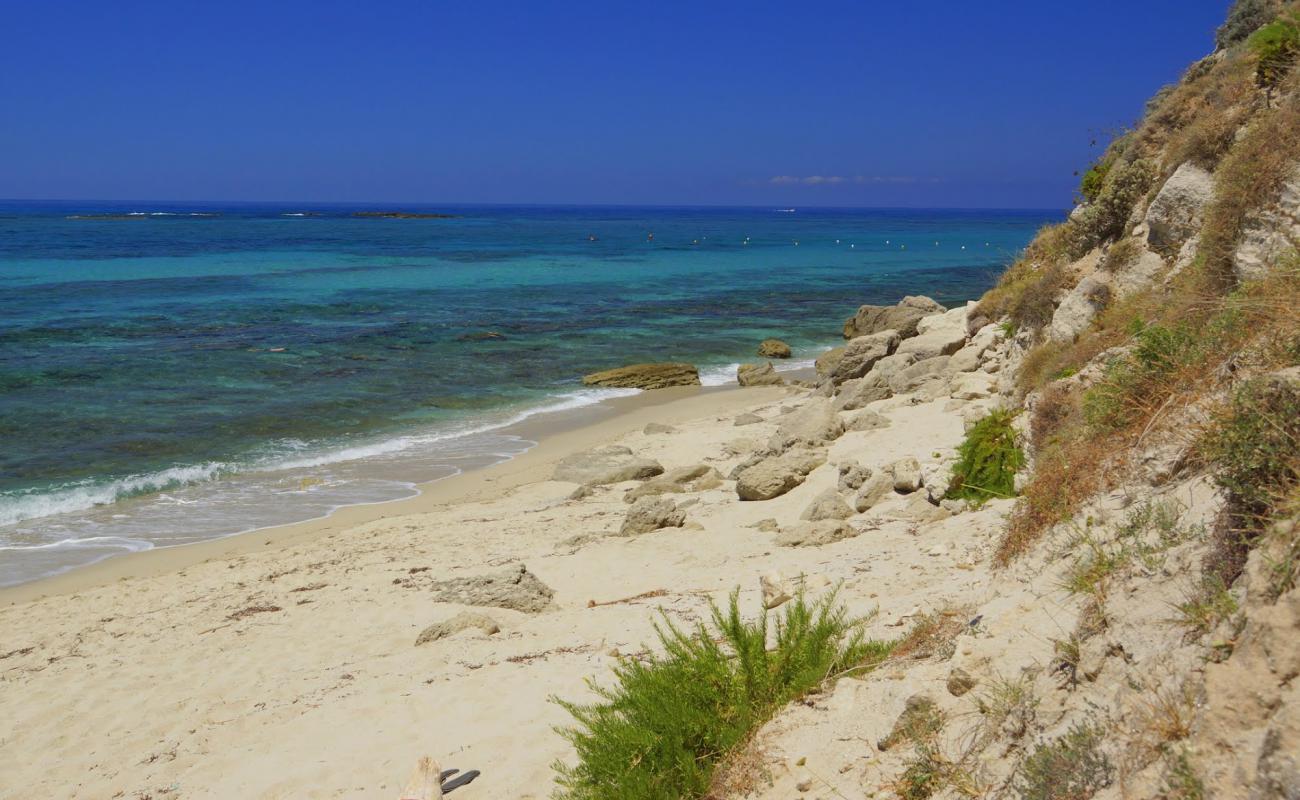 Ricadi beach'in fotoğrafı parlak kum yüzey ile