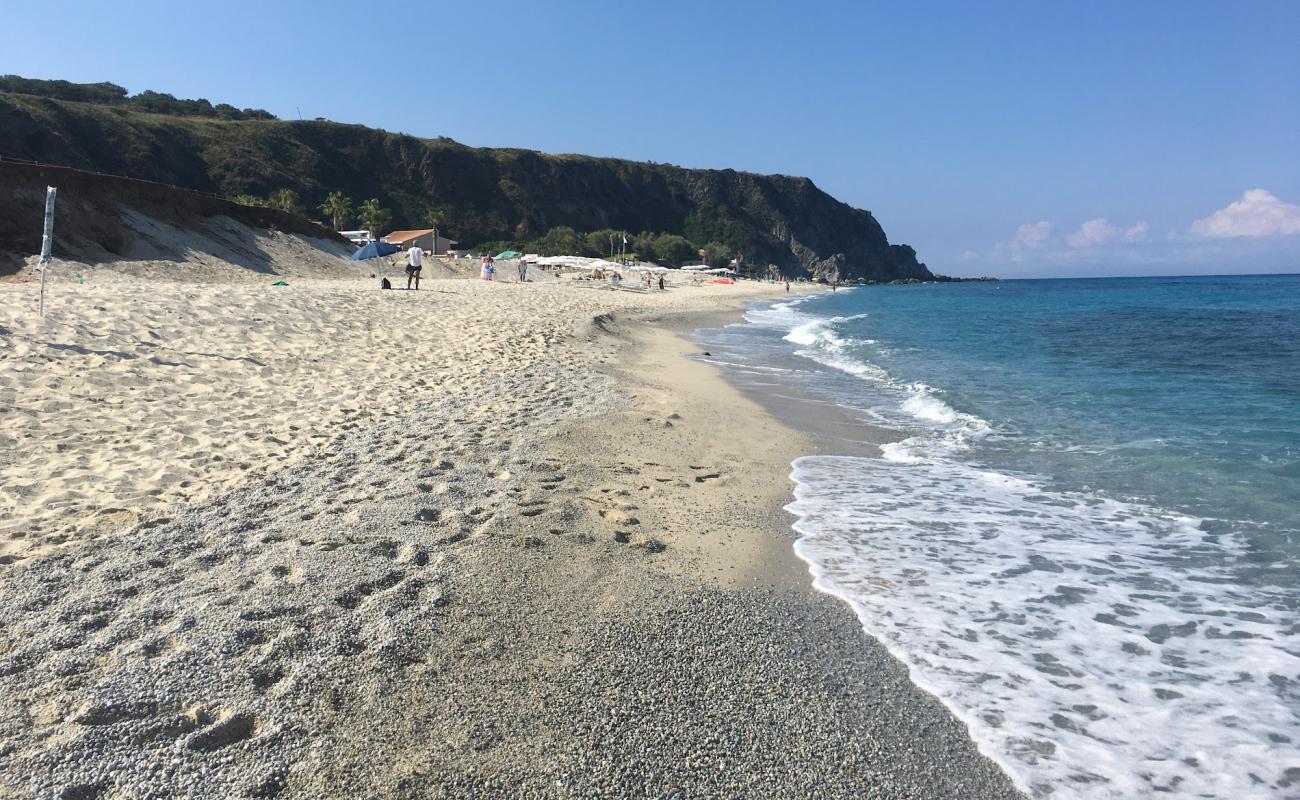 Spiaggia Tono'in fotoğrafı parlak kum yüzey ile