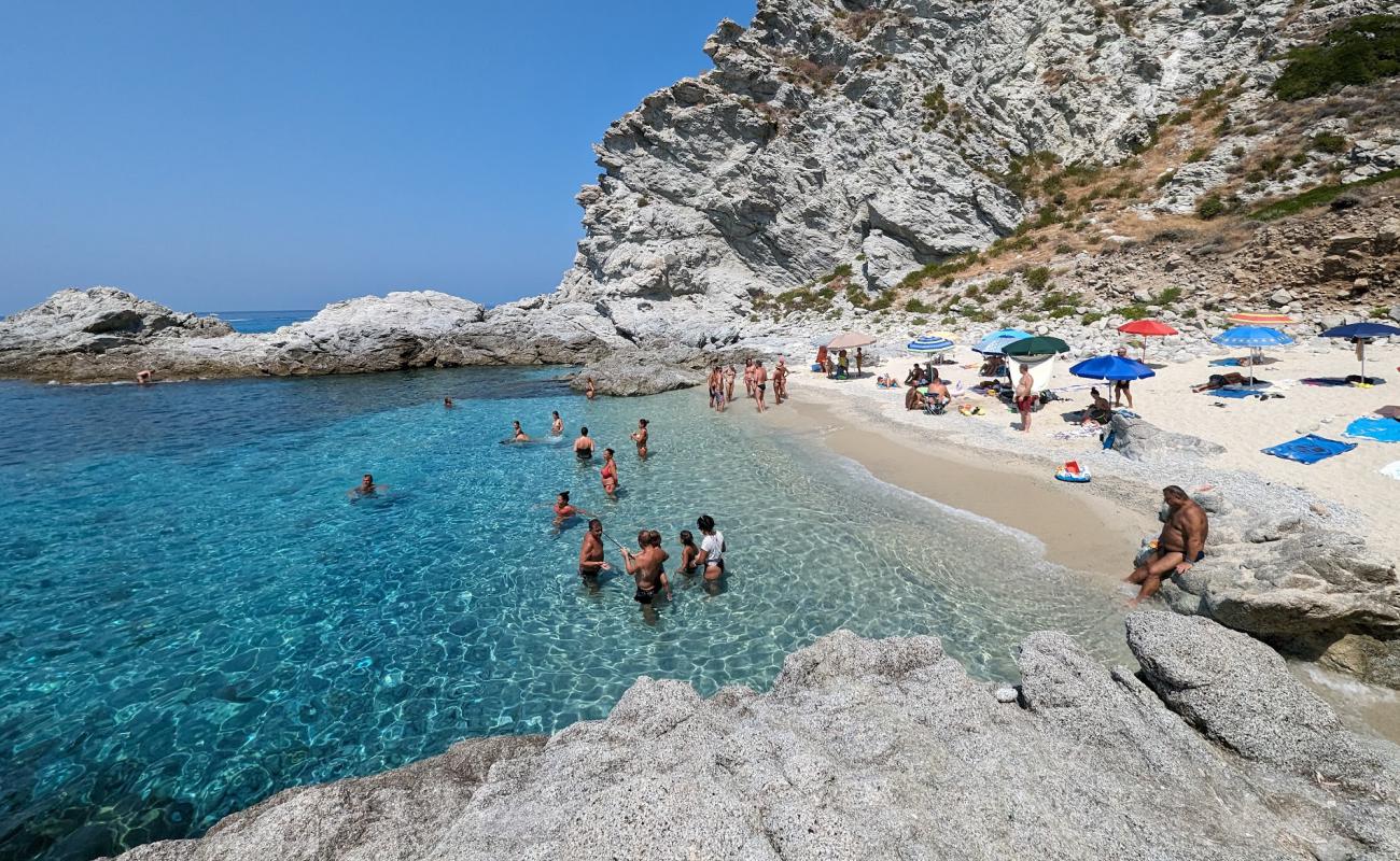 Praia I Focu Beach'in fotoğrafı hafif ince çakıl taş yüzey ile