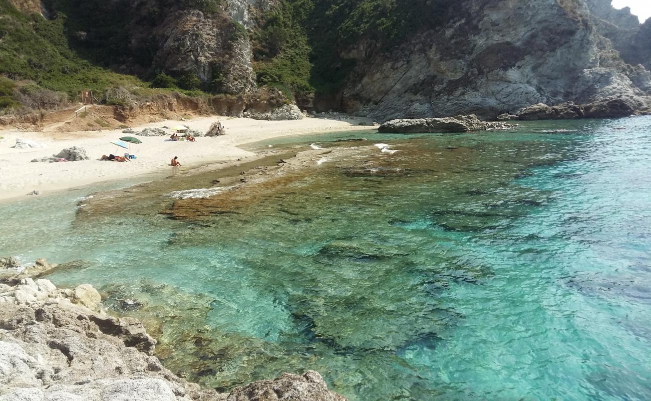 Spiaggia Praia I Focu'in fotoğrafı parlak kum yüzey ile