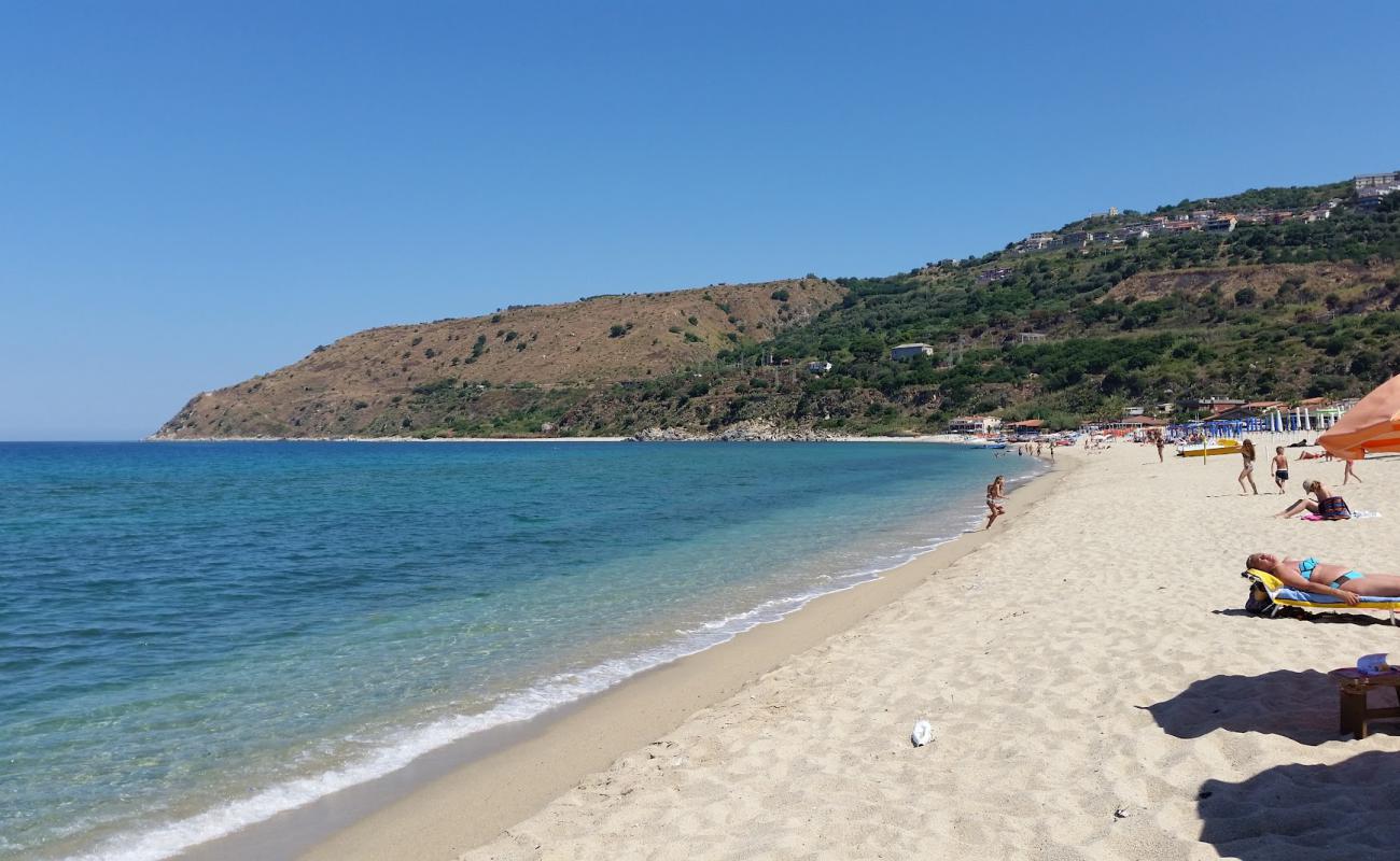 Nicotera Marina beach'in fotoğrafı parlak kum yüzey ile