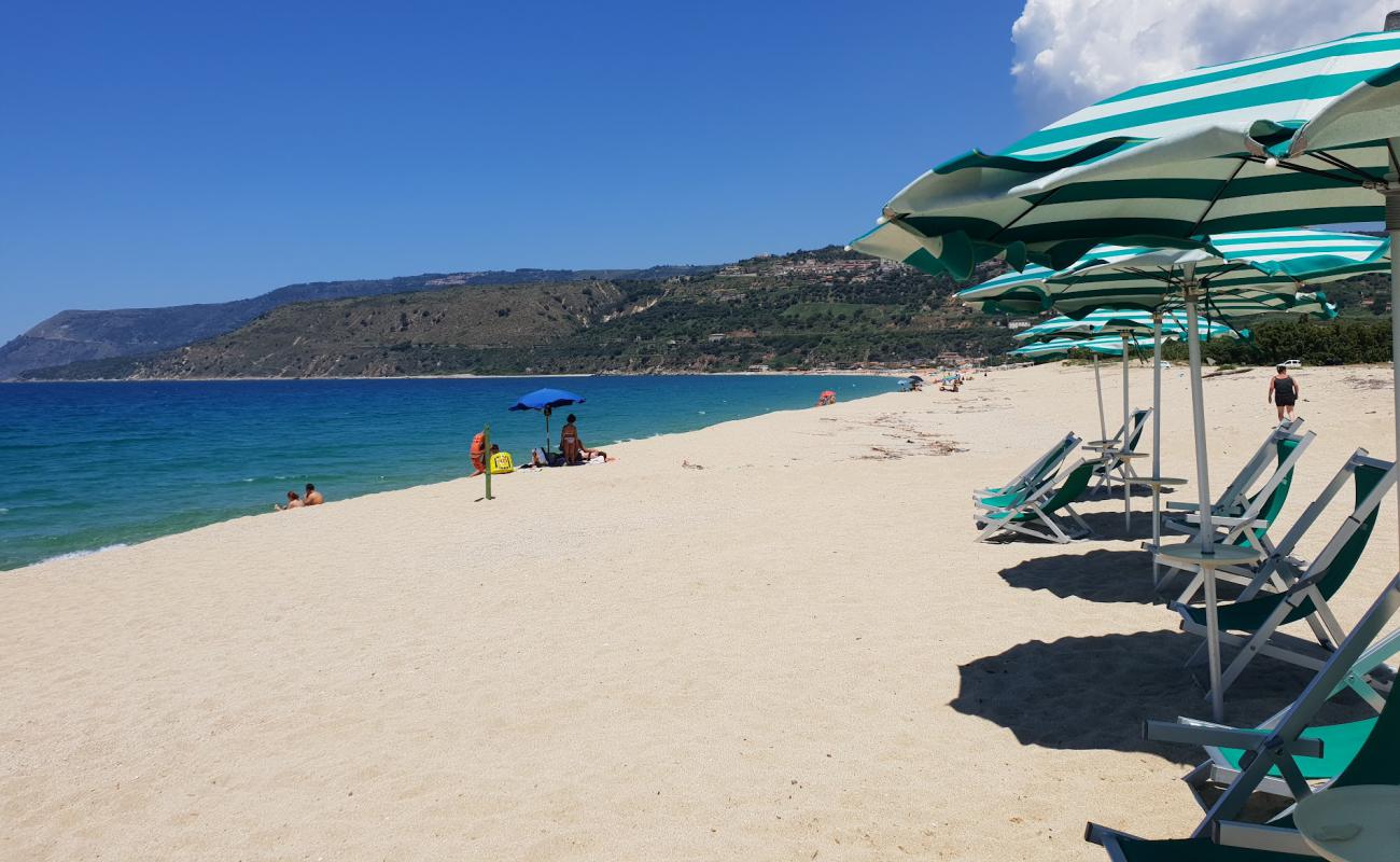 Nicotera Marina beach II'in fotoğrafı parlak kum yüzey ile