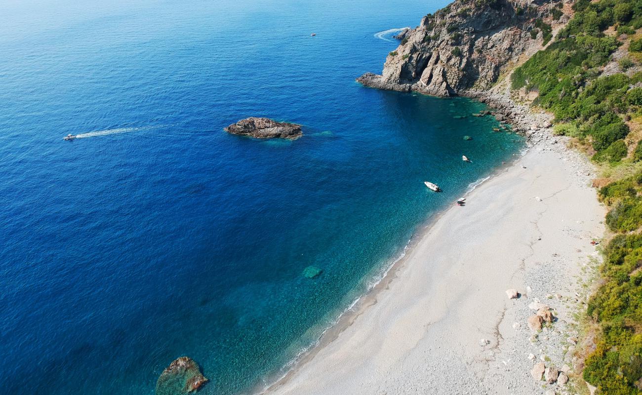 Cala Janculla'in fotoğrafı gri kum ve çakıl yüzey ile