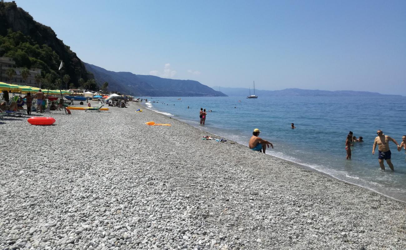 Favazzina beach'in fotoğrafı gri ince çakıl taş yüzey ile