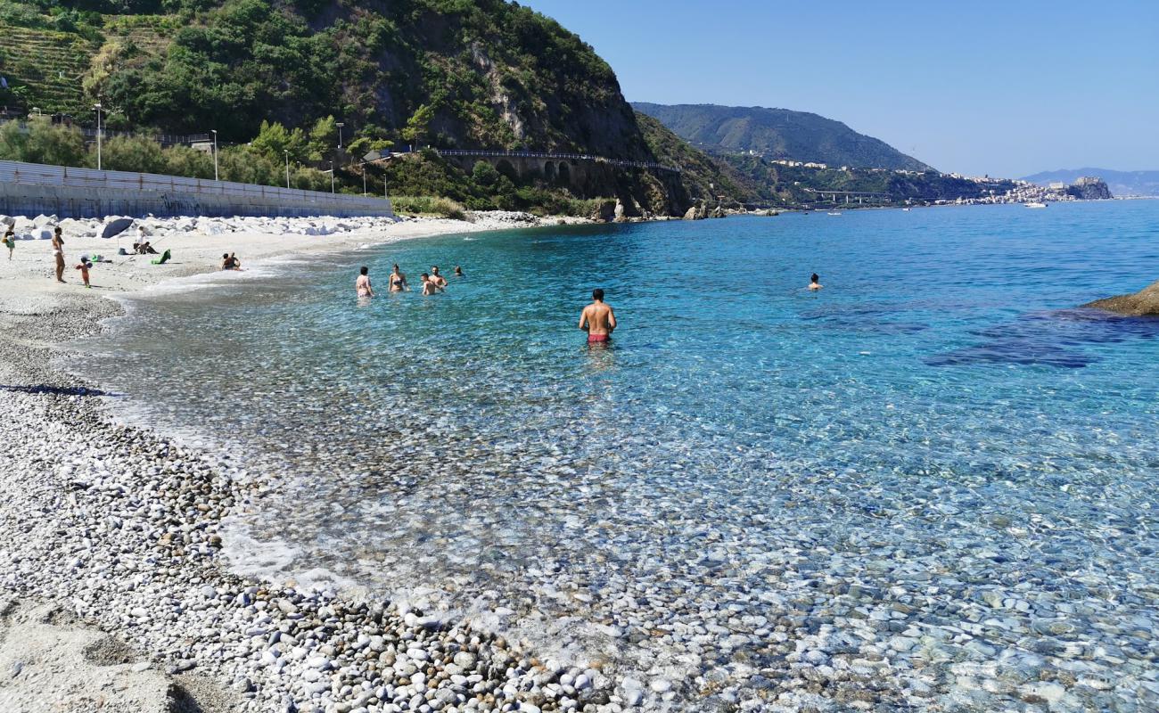 Spiaggia di Favazzina'in fotoğrafı gri çakıl taşı yüzey ile