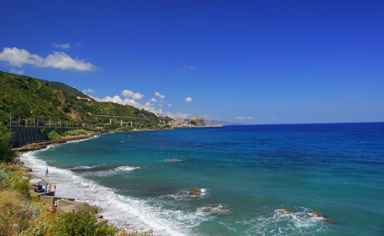 Spiaggia di Favazzina II'in fotoğrafı taşlar yüzey ile