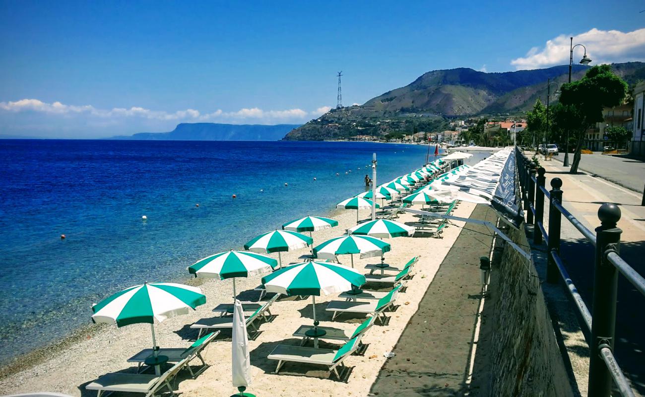 Chiringuito Beach'in fotoğrafı siyah kum ve çakıl yüzey ile