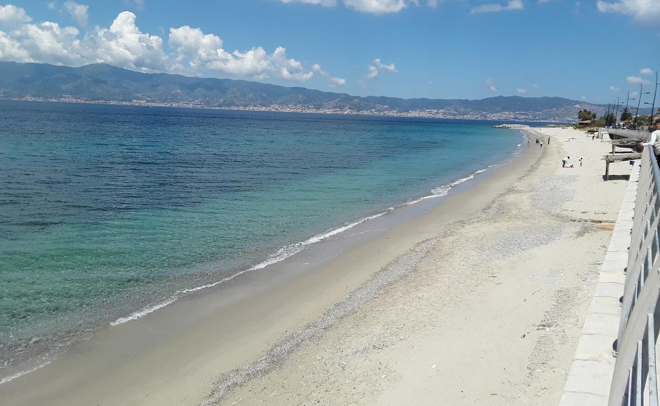 Spiaggia dell Gallico Marina'in fotoğrafı açık bej kum yüzey ile