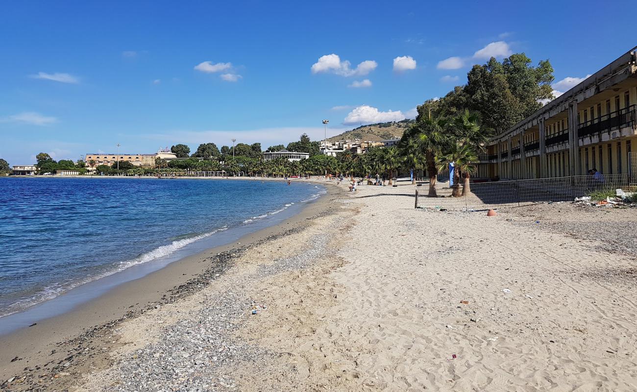 Spiaggia Reggio di Calabria'in fotoğrafı siyah kum ve çakıllar yüzey ile