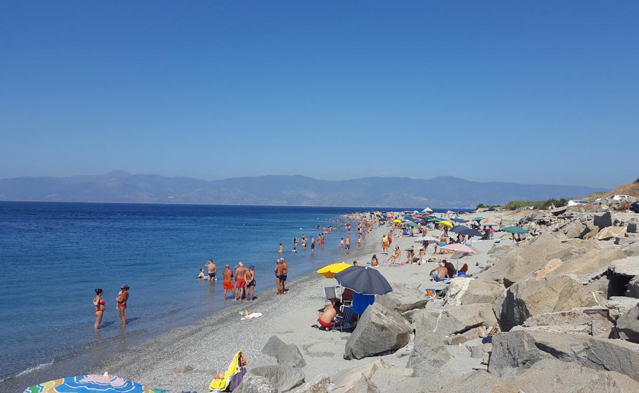 Spiaggia La Sorgente'in fotoğrafı gri kum yüzey ile