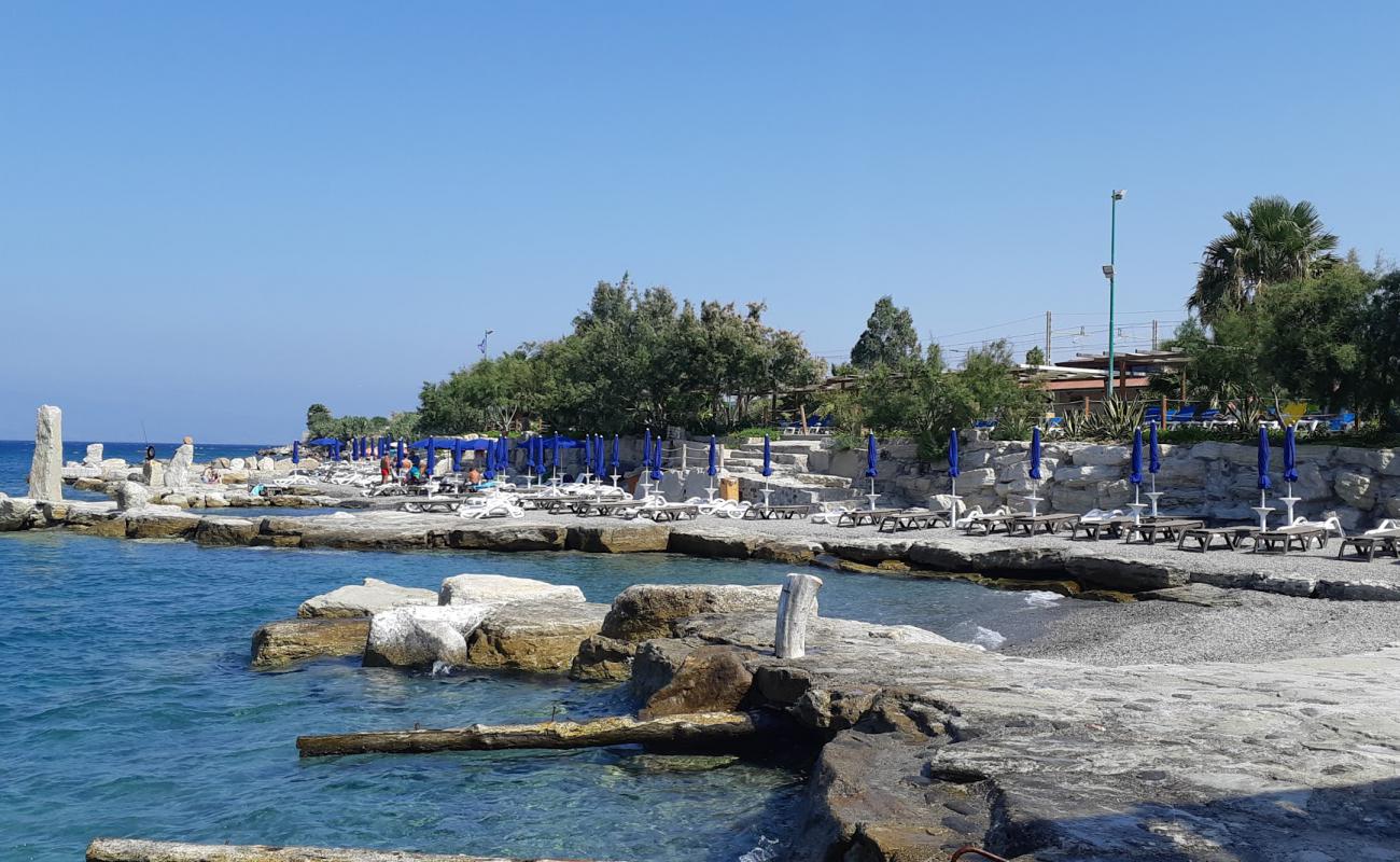 Marina di Porto Bolaro Beach'in fotoğrafı gri çakıl taşı yüzey ile