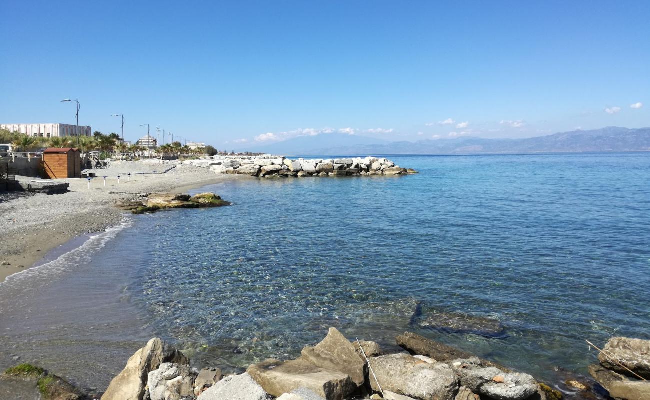 Pellaro Beach'in fotoğrafı gri çakıl taşı yüzey ile