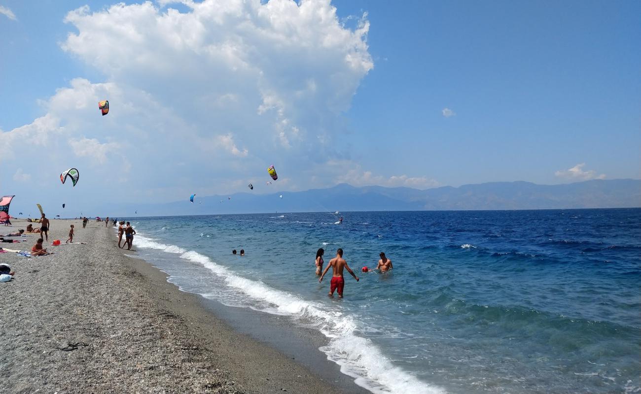 Punta Pellaro beach'in fotoğrafı gri kum ve çakıllar yüzey ile