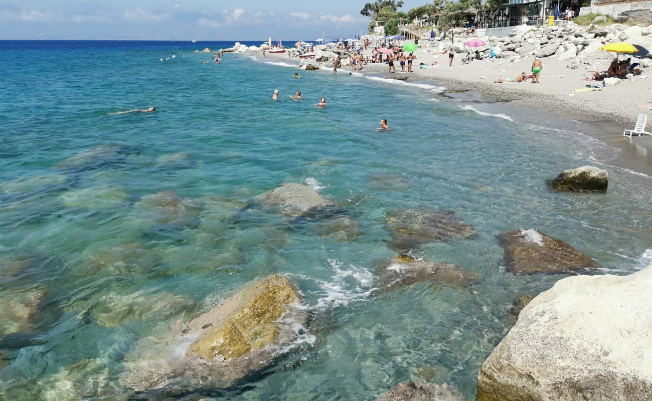 Spiaggia Fornace'in fotoğrafı gri kum ve çakıllar yüzey ile