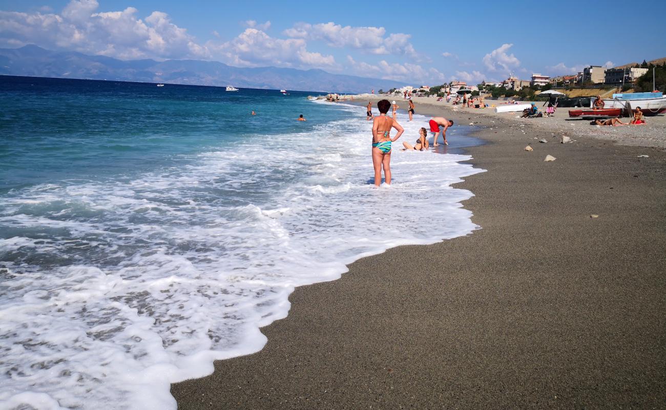 Spiaggia di Via Plutino'in fotoğrafı gri kum yüzey ile