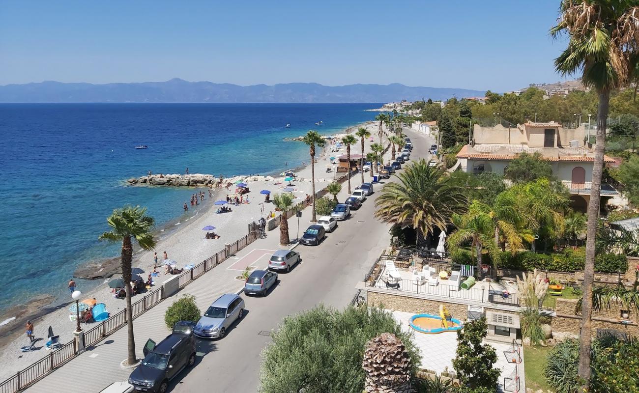 Spiaggia di Via Cicerone'in fotoğrafı gri çakıl taşı yüzey ile
