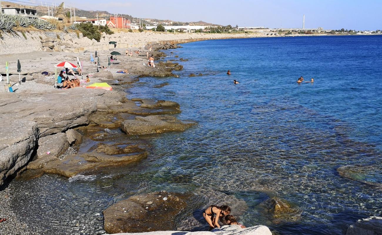 Spiaggia del Poeta'in fotoğrafı küçük gri çakıllar yüzey ile