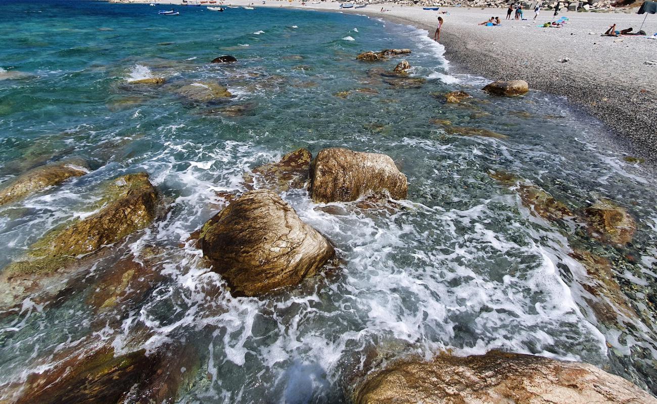 Spiaggia Saline Ioniche'in fotoğrafı küçük gri çakıllar yüzey ile