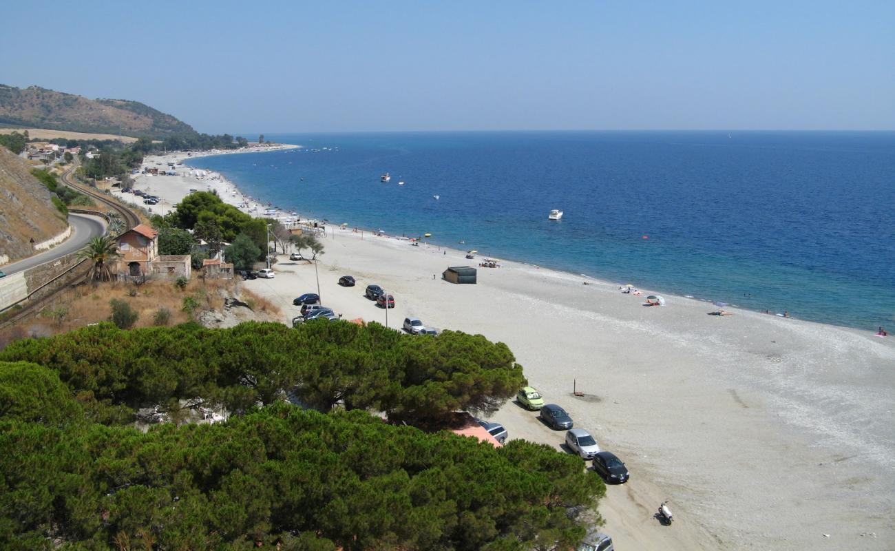 Spiaggia di san Pasquale'in fotoğrafı gri kum ve çakıllar yüzey ile