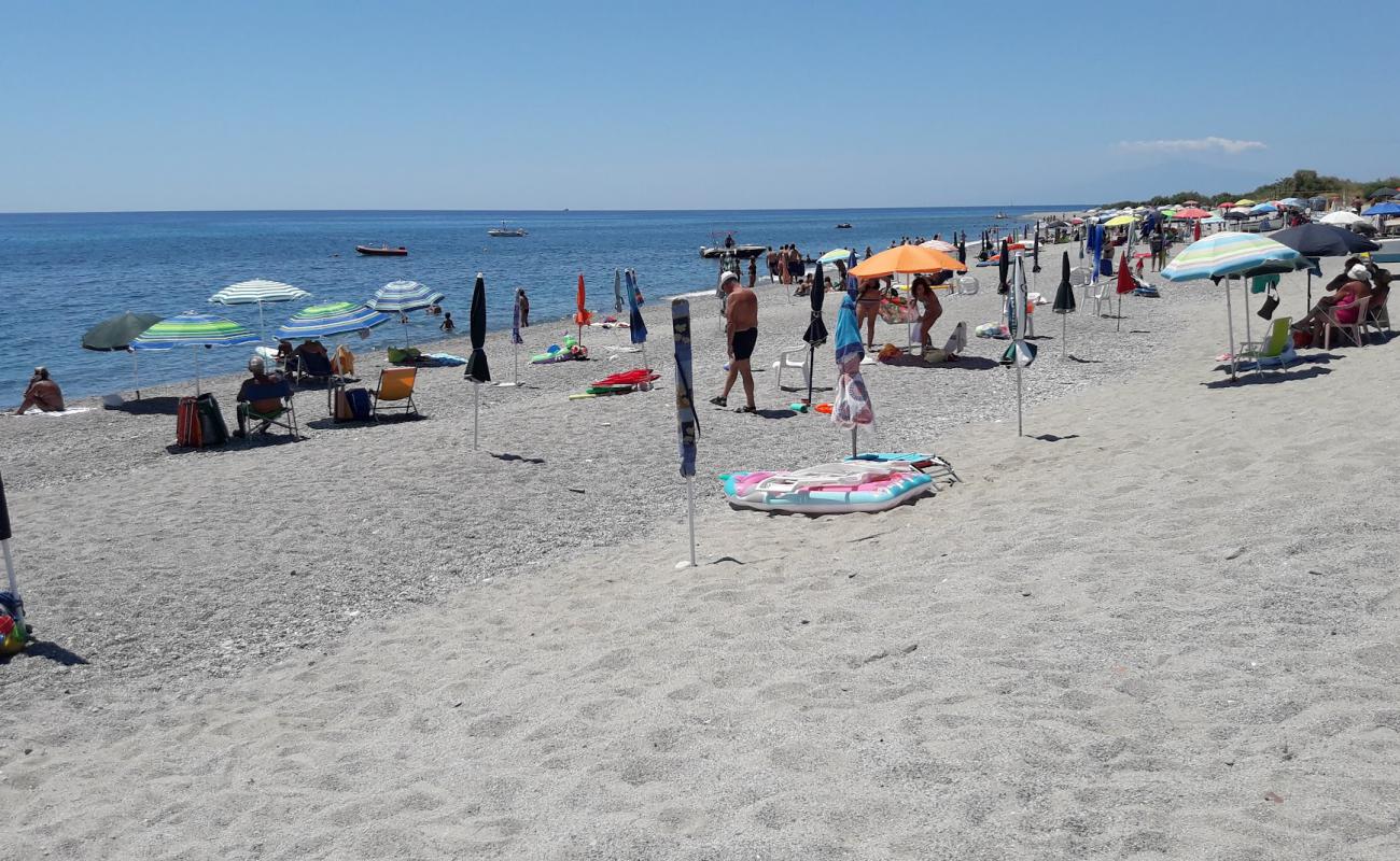 Spiaggia di Stracìa'in fotoğrafı gri kum yüzey ile