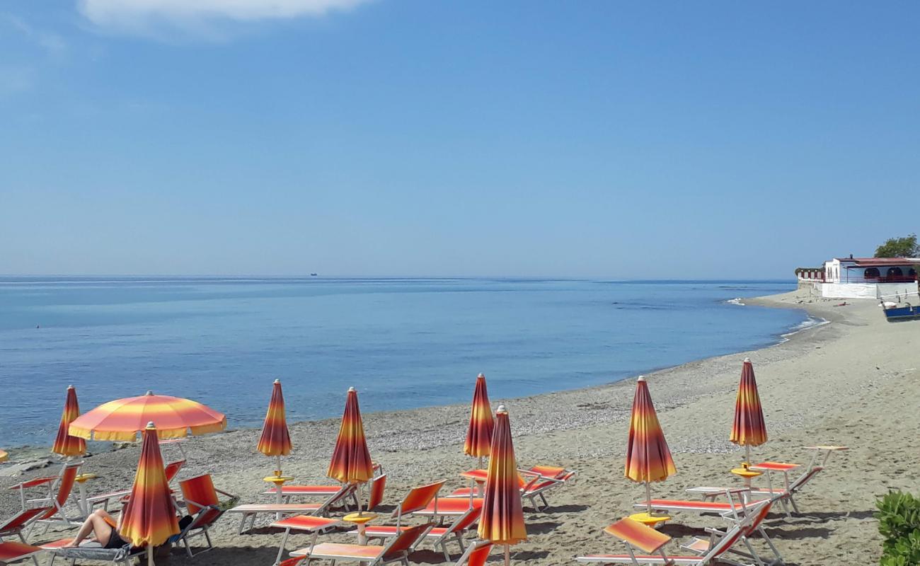 Spiaggia di Brancaleone'in fotoğrafı gri ince çakıl taş yüzey ile