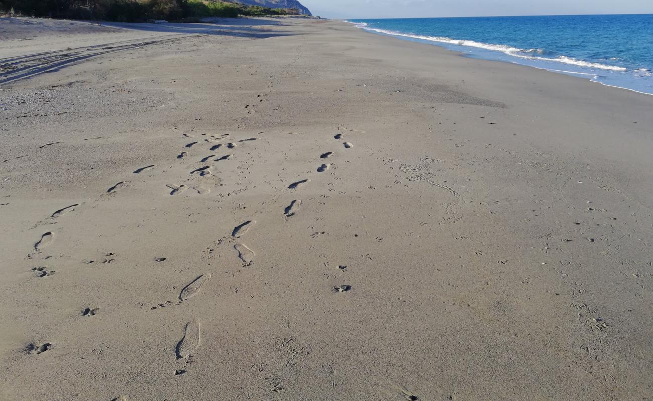 Spiaggia dello Scoglio Cuzzupi'in fotoğrafı gri kum ve çakıllar yüzey ile