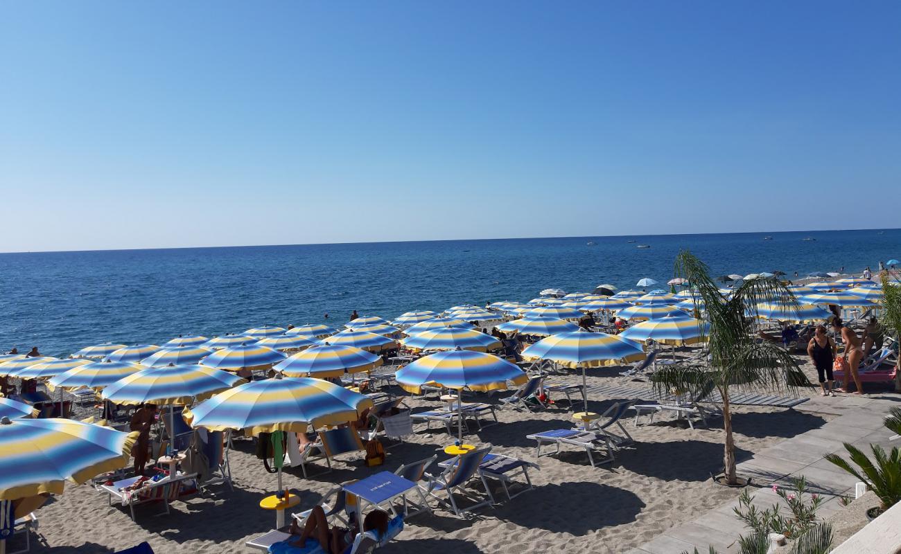 Locri beach'in fotoğrafı gri ince çakıl taş yüzey ile