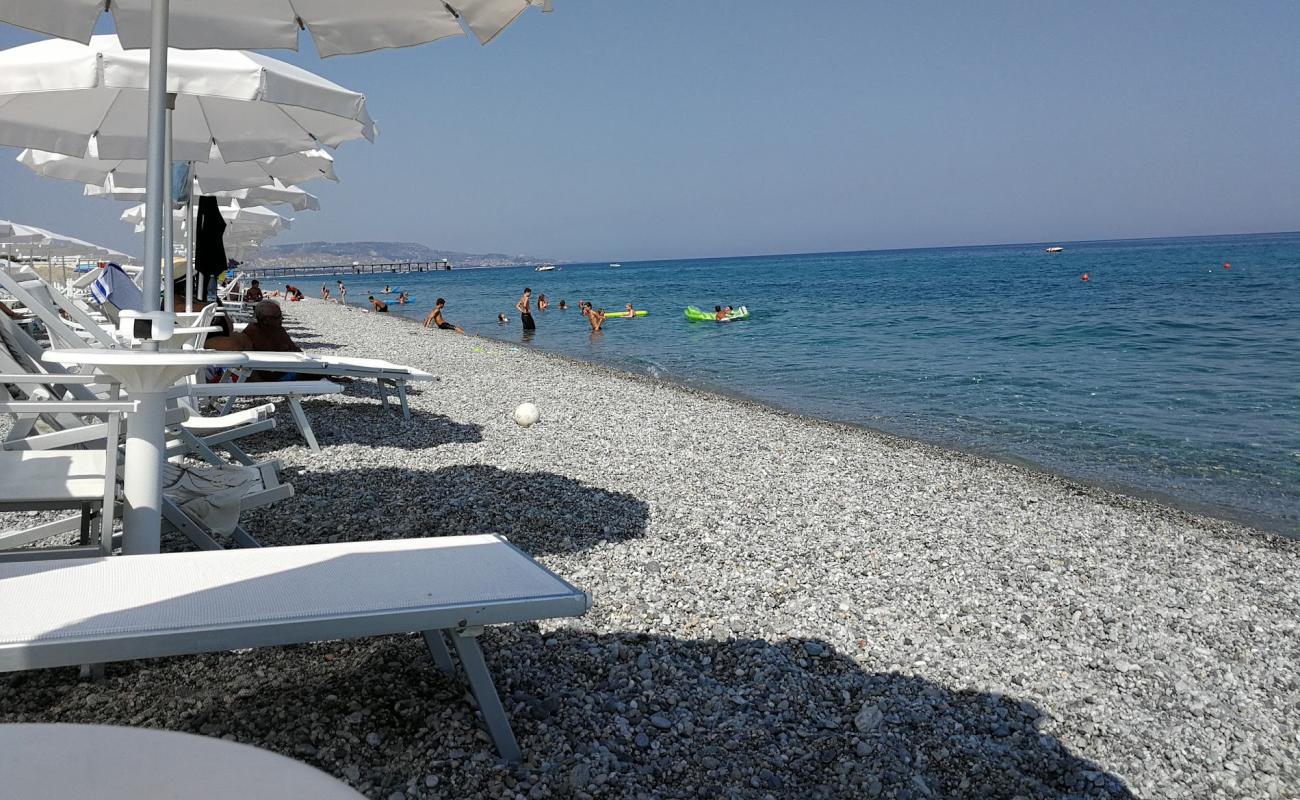 Siderno beach'in fotoğrafı gri kum ve çakıl yüzey ile