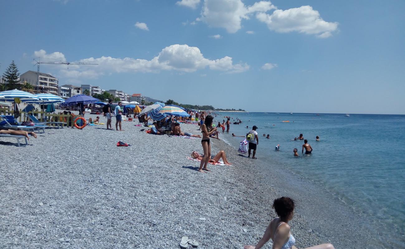 Gioiosa Jonica beach'in fotoğrafı gri ince çakıl taş yüzey ile