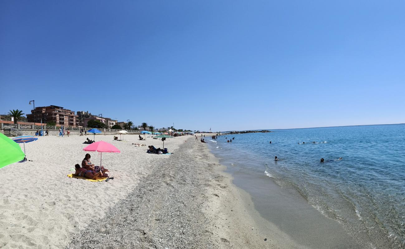 Rocella Ionica Beach'in fotoğrafı gri kum yüzey ile
