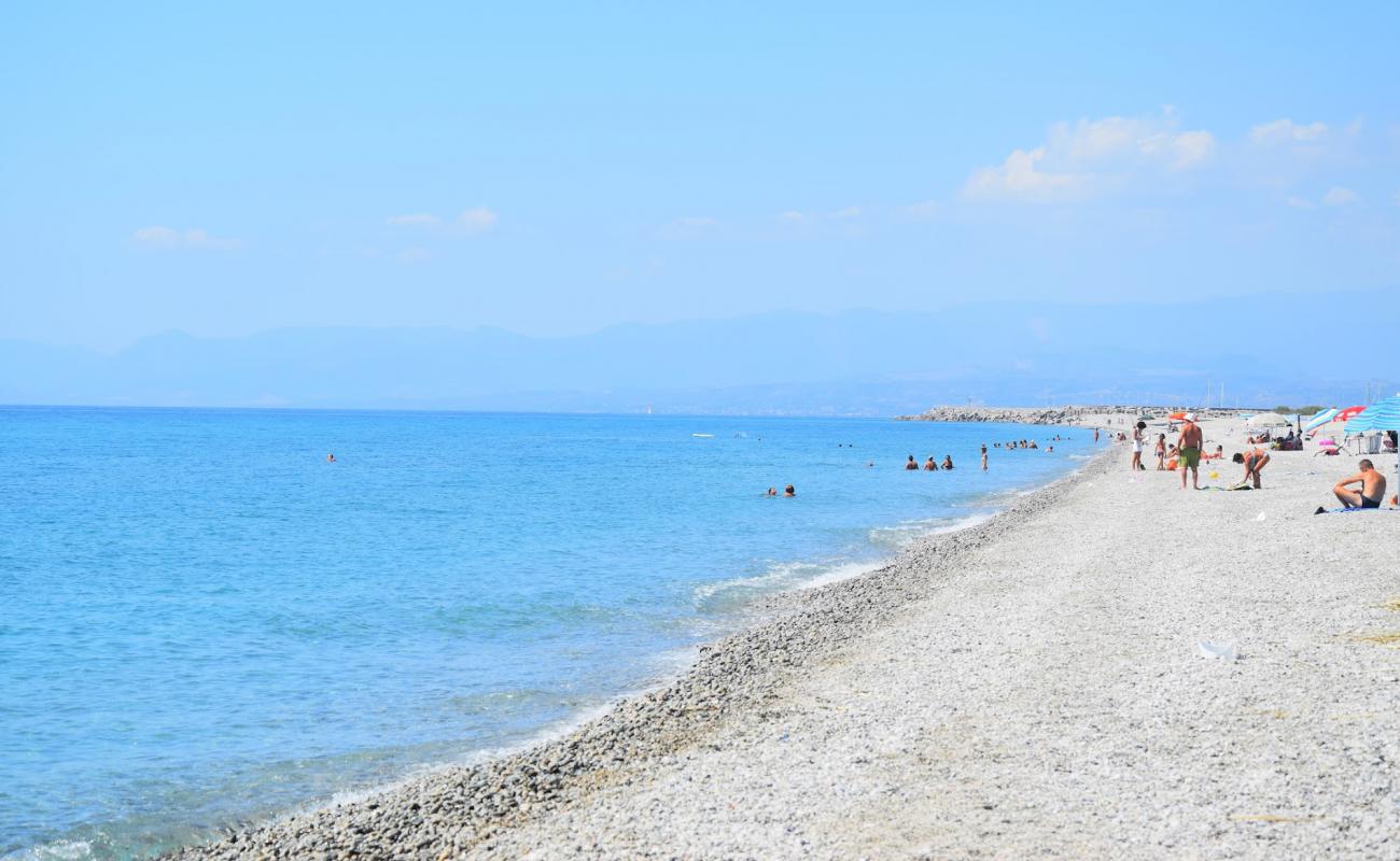 Roccella Ionica Beach'in fotoğrafı gri kum yüzey ile