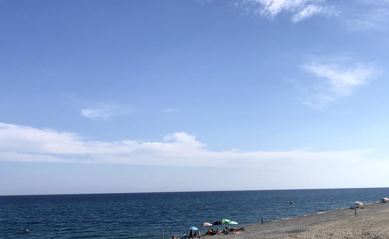 Torre Ellera Beach'in fotoğrafı gri kum ve çakıllar yüzey ile