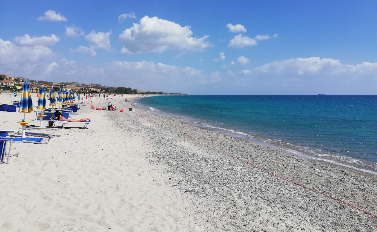 Spiaggia Santa Caterina dello Ionio'in fotoğrafı bej kum ve çakıl yüzey ile
