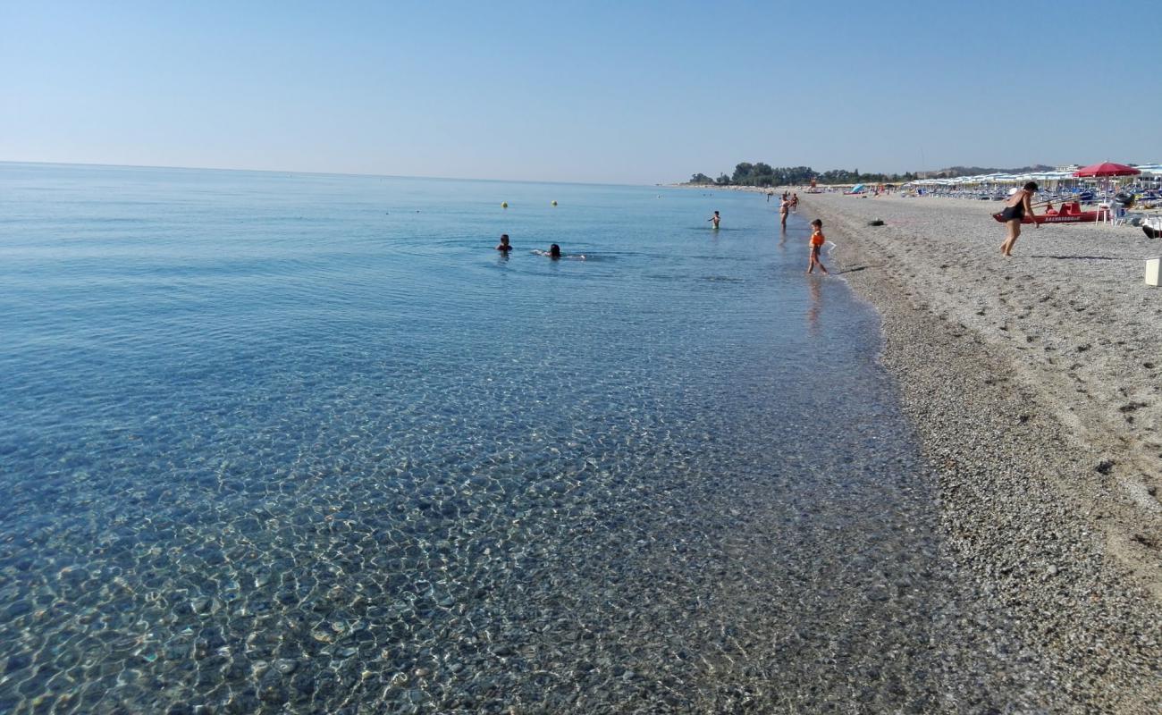 Badolato Marina beach'in fotoğrafı parlak kum yüzey ile