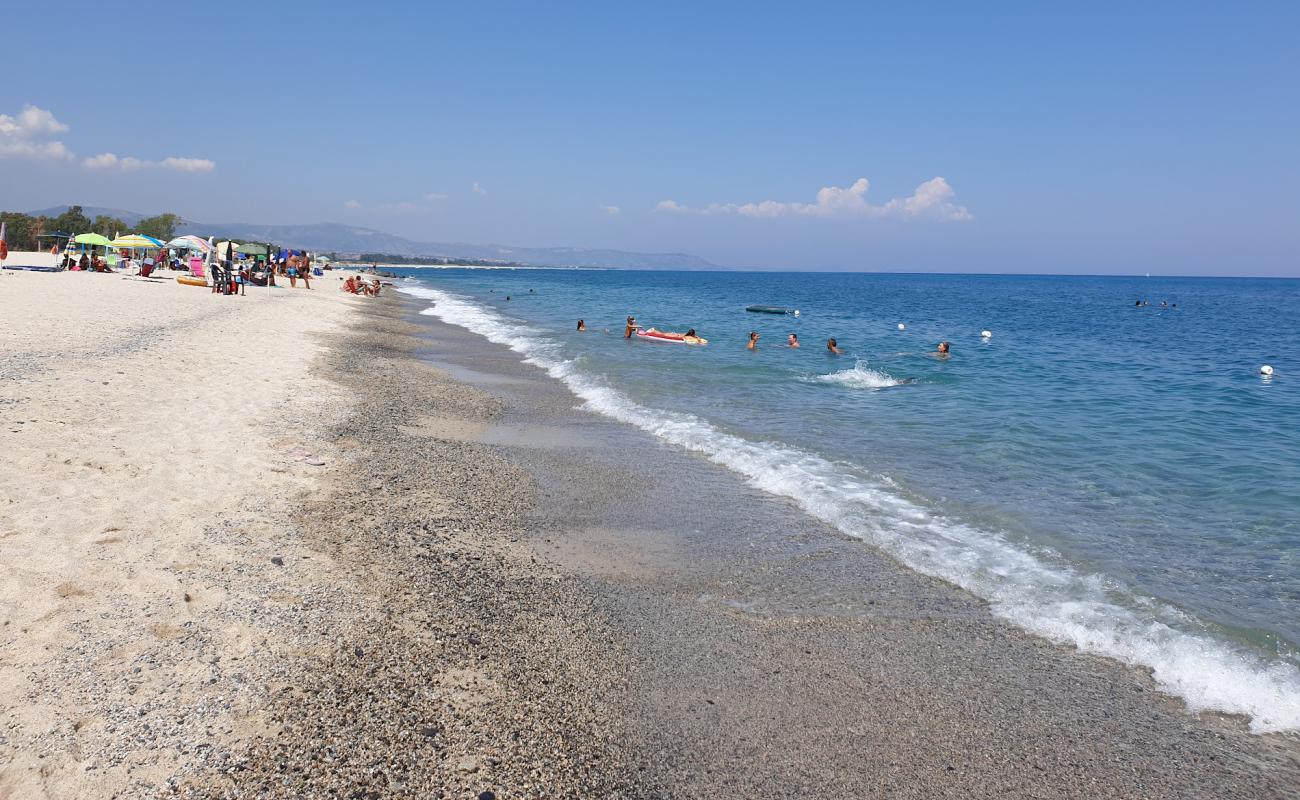 Spiaggia di Isca Marina'in fotoğrafı parlak kum yüzey ile