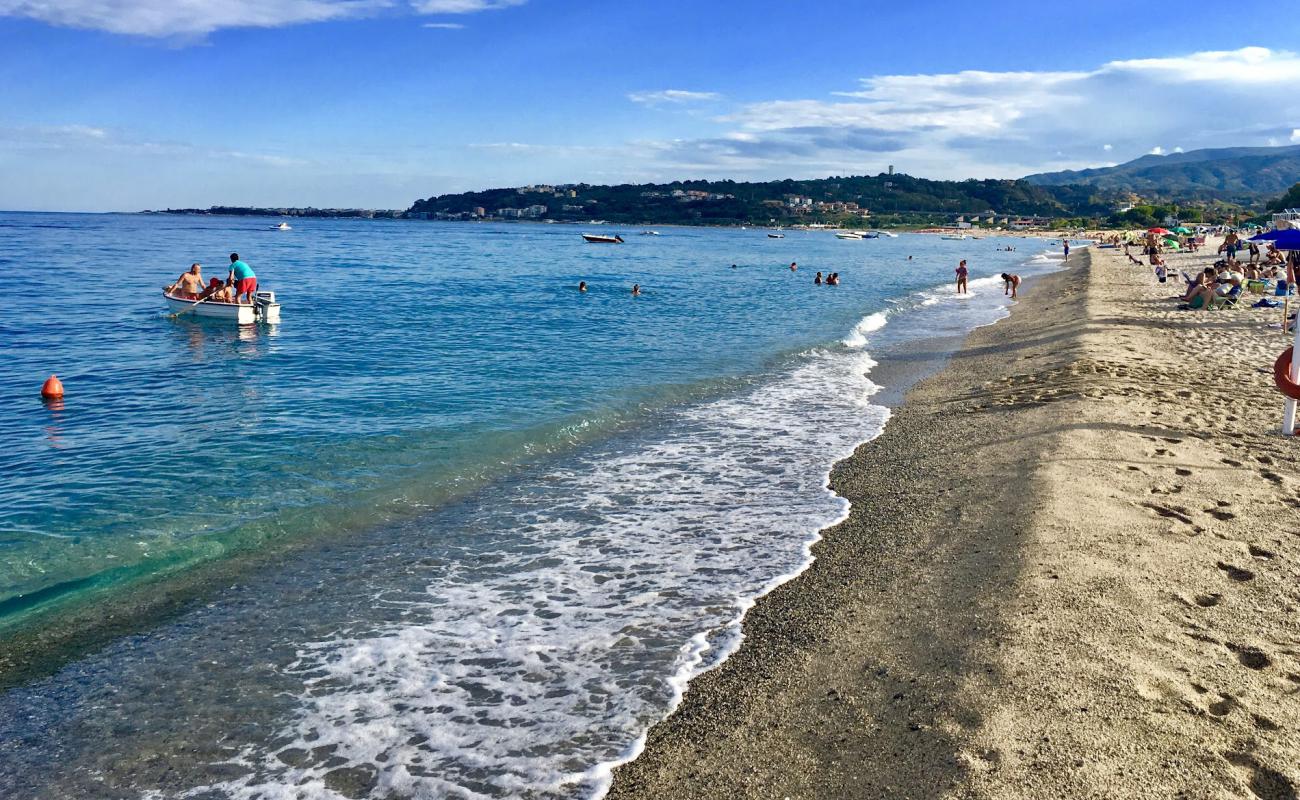 Montepaone Lido Plajı'in fotoğrafı parlak kum yüzey ile