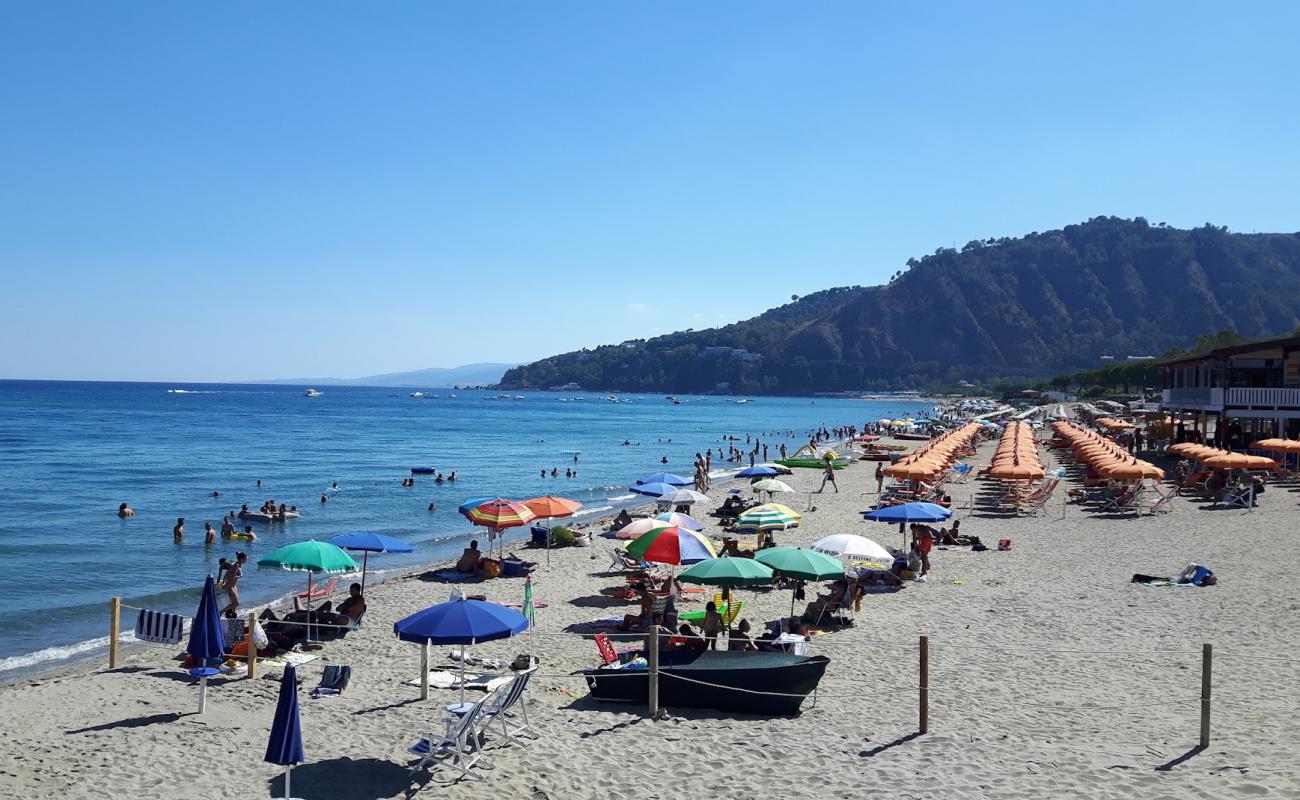 Spiaggia Lido di Squillace'in fotoğrafı açık bej kum yüzey ile