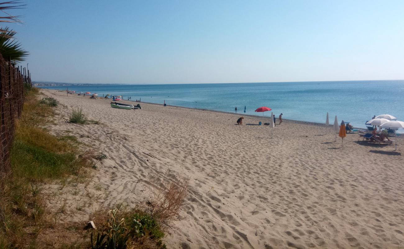 Villaggio le Roccelle beach'in fotoğrafı parlak kum yüzey ile