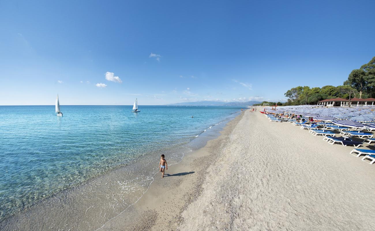 Simeri Mare beach'in fotoğrafı parlak kum yüzey ile